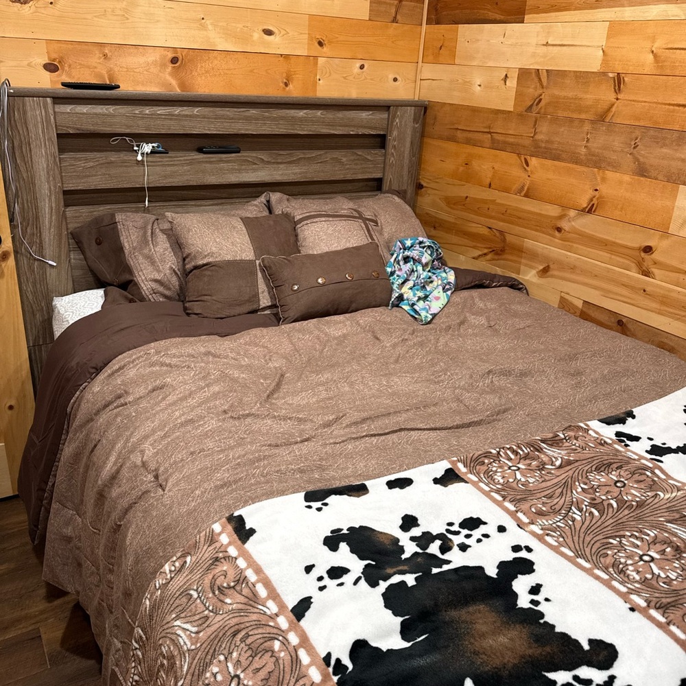 Brown comforter, two pillow cases, matching throw pillows